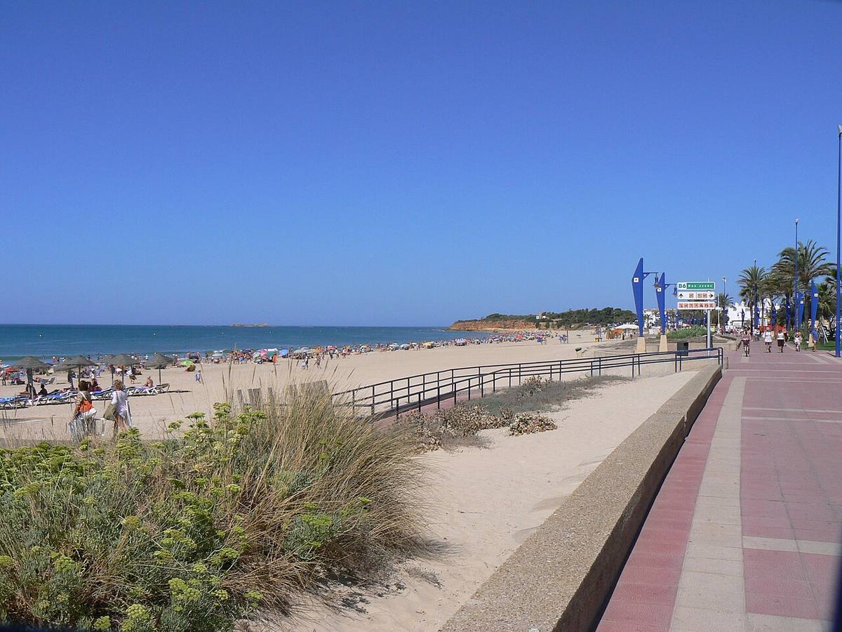 Paseo marítimo y playa de La Barrosa en Chiclana de la Frontera.