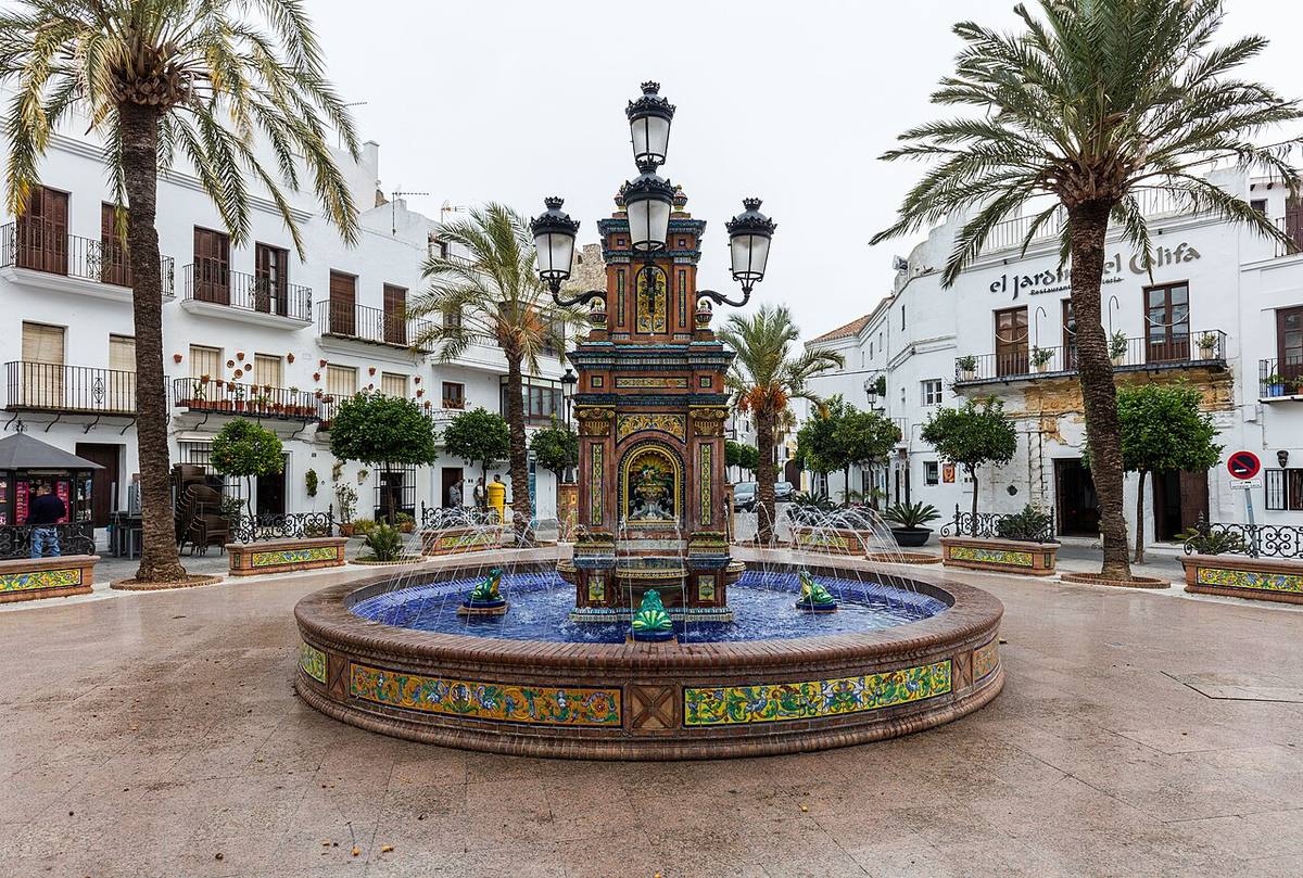 Fuente ornamental en la Plaza de España de Vejer de la Frontera.