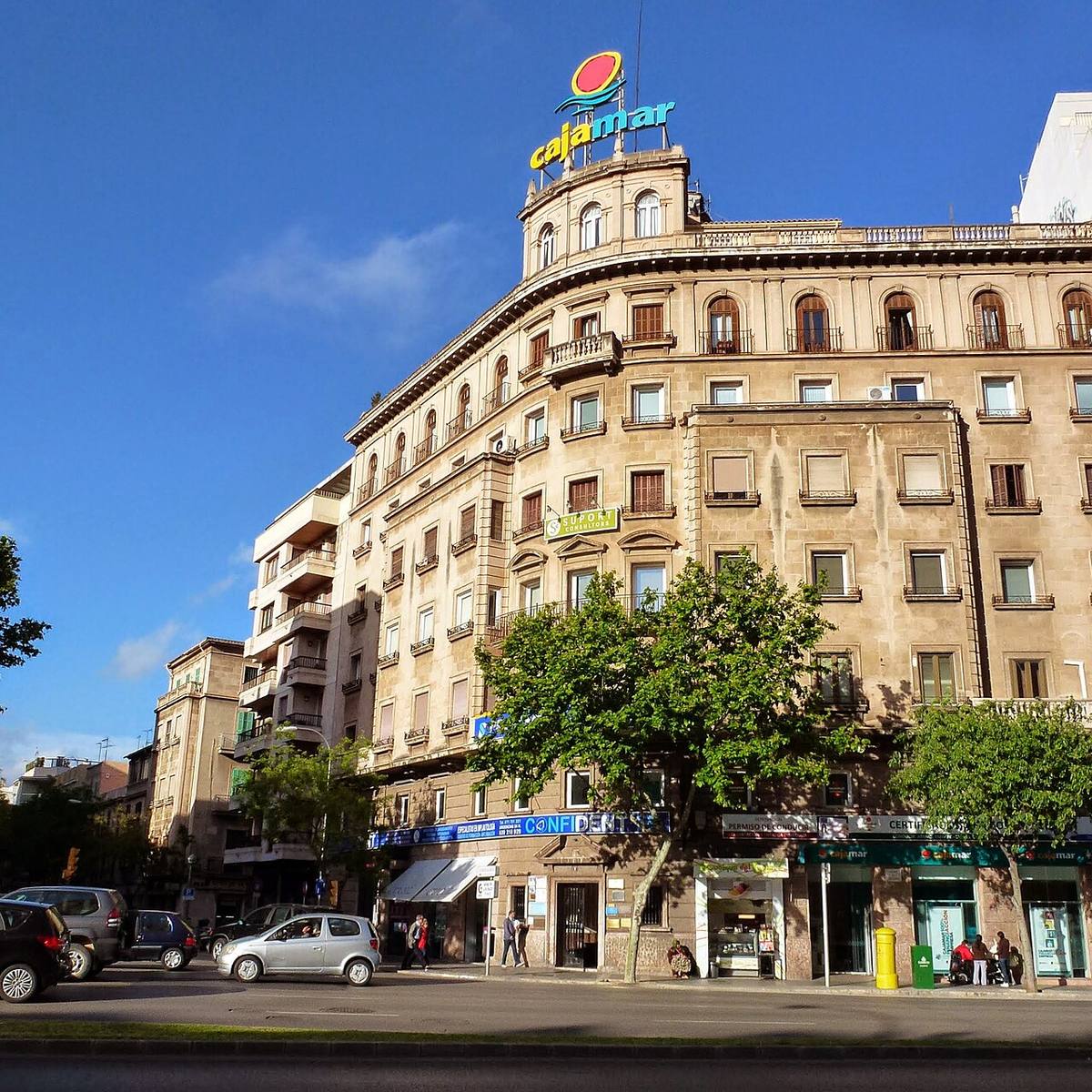 Edificio de oficinas bancarias y viviendas en la Plaza de España de Palma.