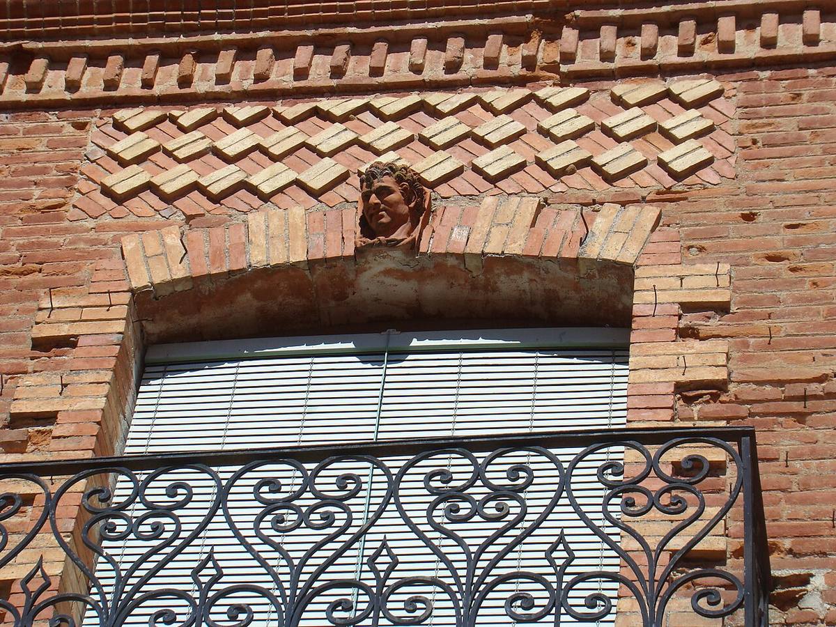 Detalle ornamental en la fachada de una vivienda en Tiedra, Valladolid.