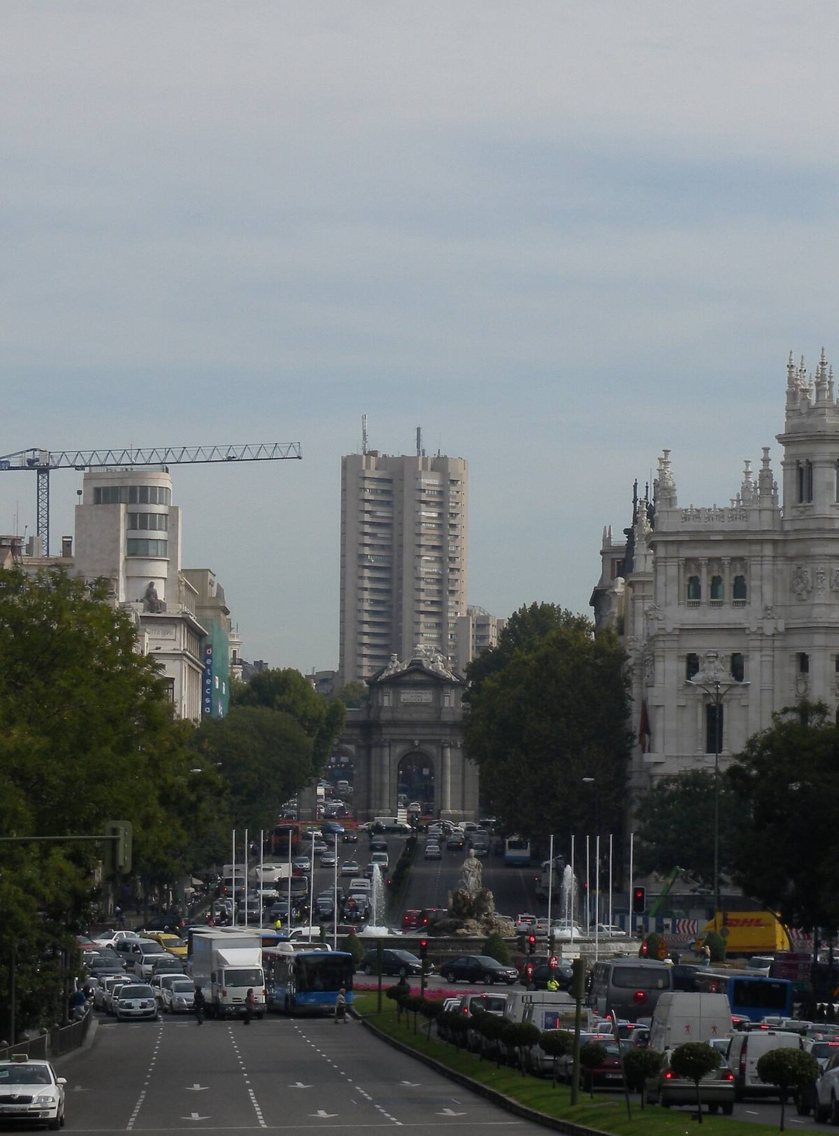 Vista de la Torre de Valencia y la Puerta de Alcalá en Madrid.
