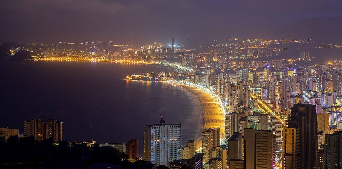 Vista nocturna del frente marítimo y la densidad urbanística de Benidorm.