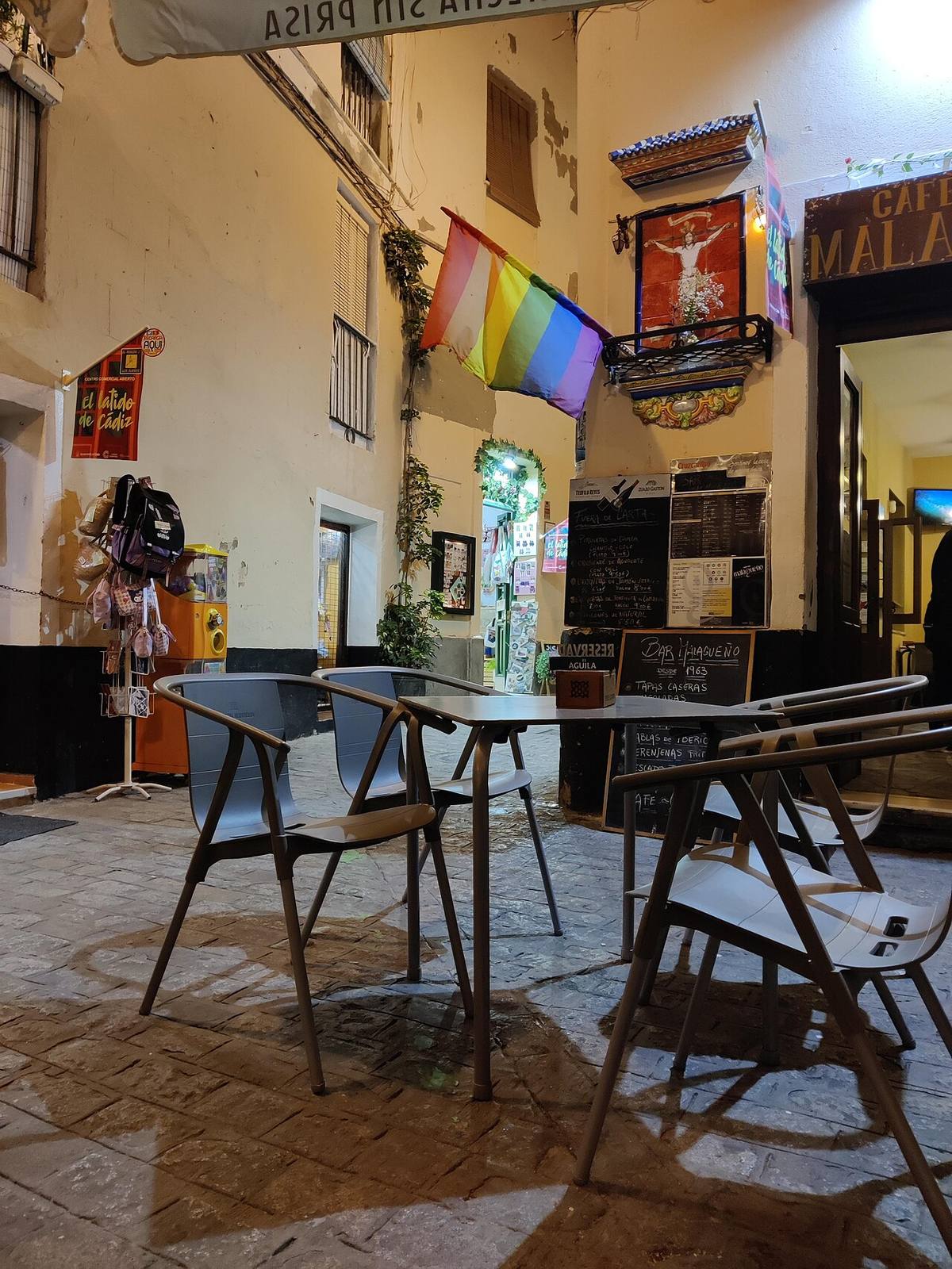 Terraza de un bar en una calle del centro de Cádiz.