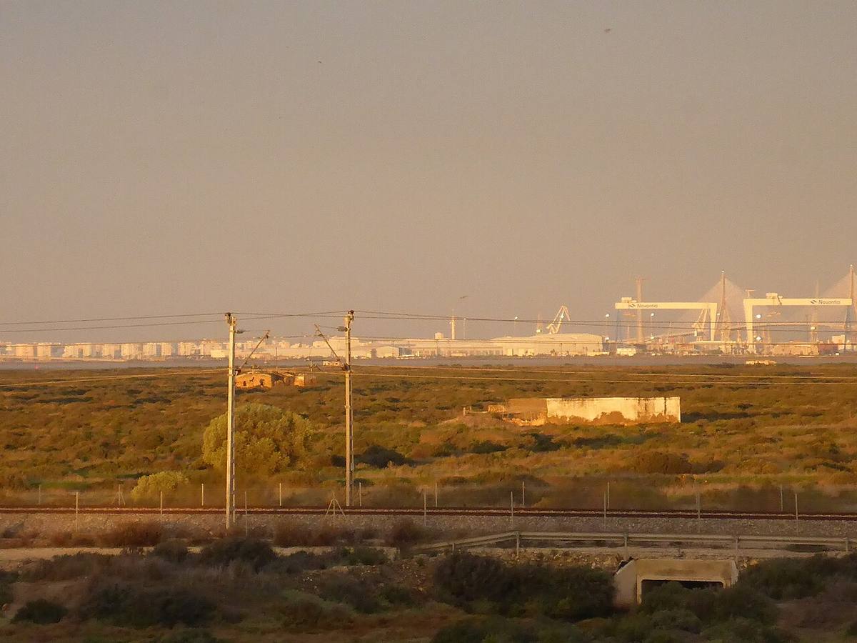 Vista del entorno industrial y marismas en Puerto Real, Bahía de Cádiz.