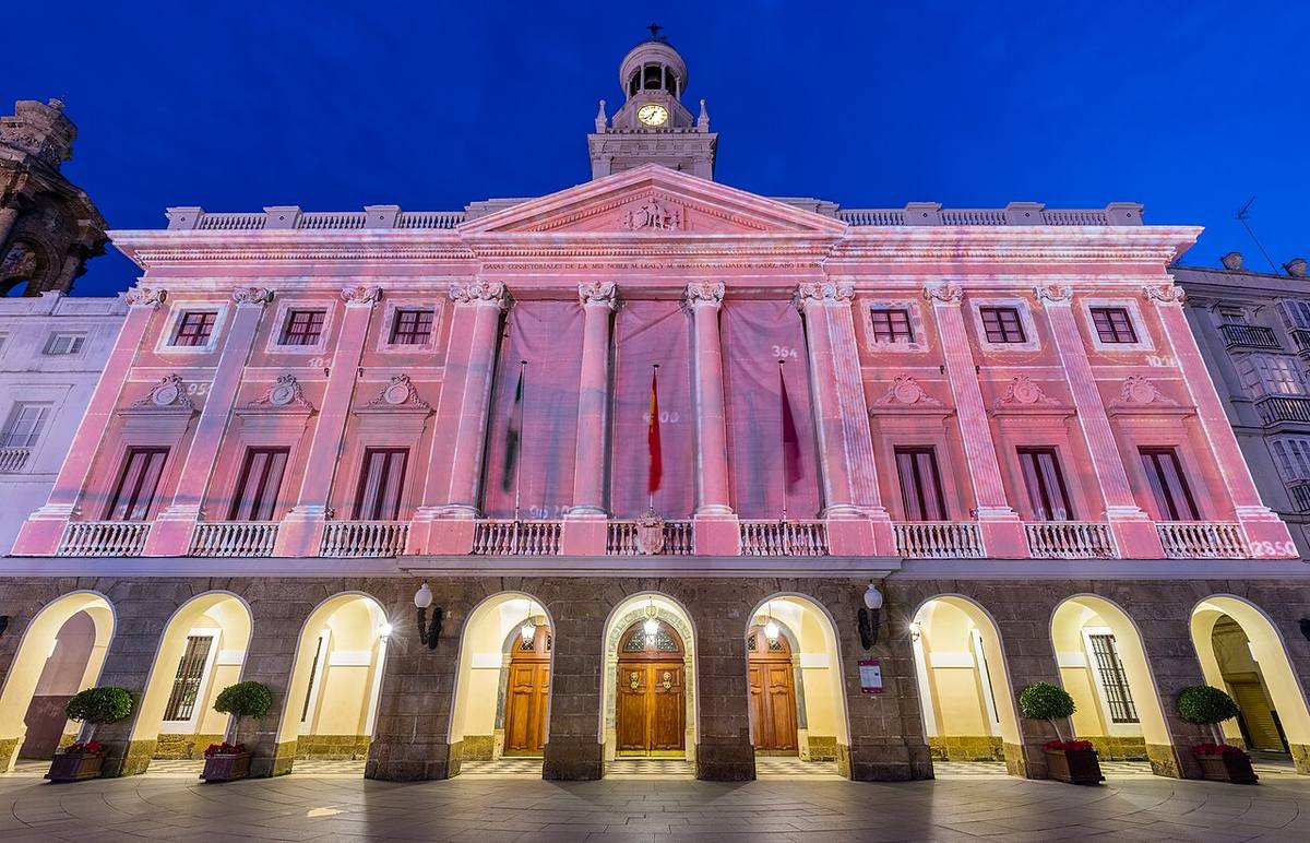 Edificio del Ayuntamiento de Cádiz durante un evento nocturno.