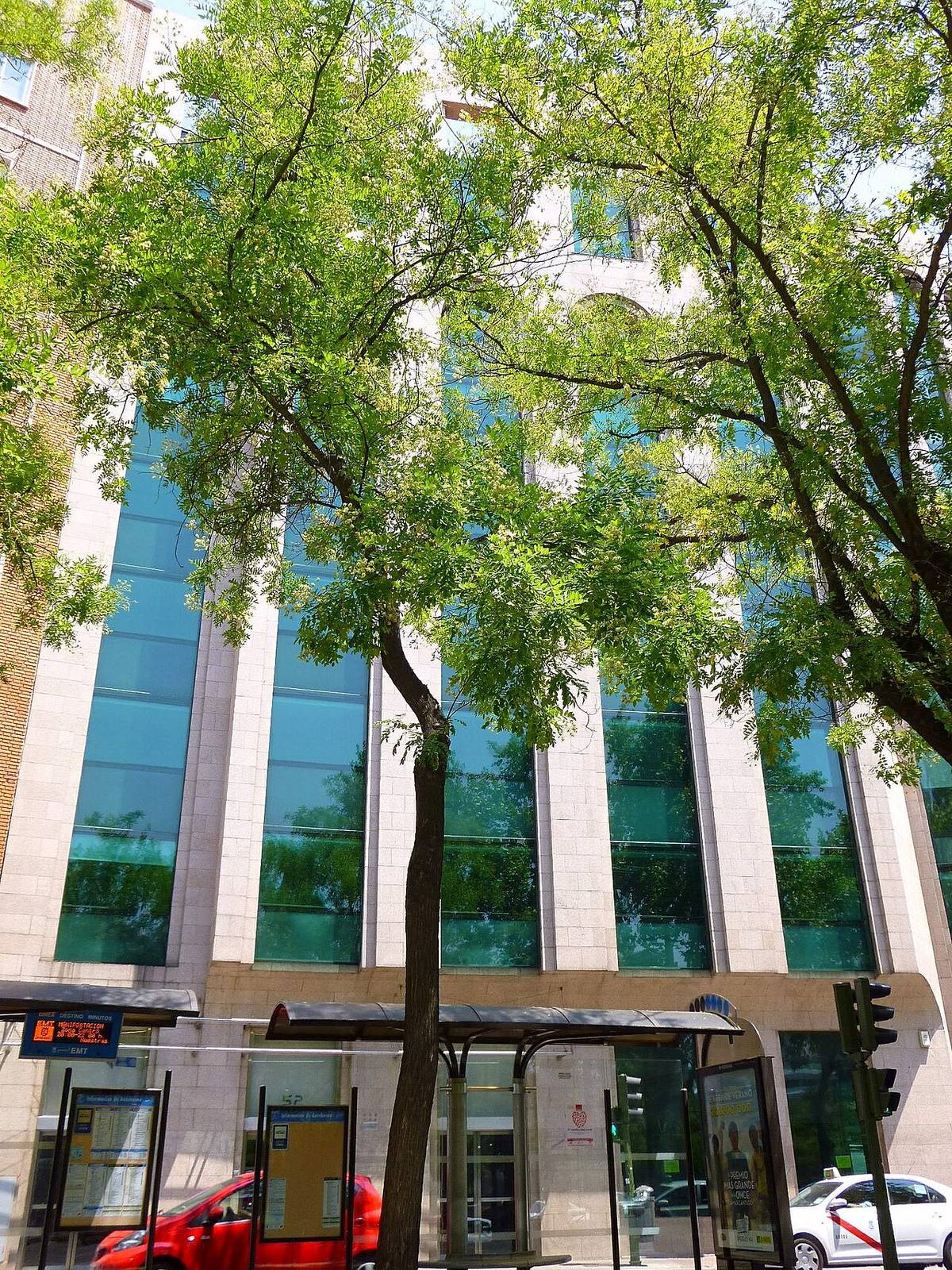 Edificio de oficinas en la plaza de Emilio Castelar, Madrid.