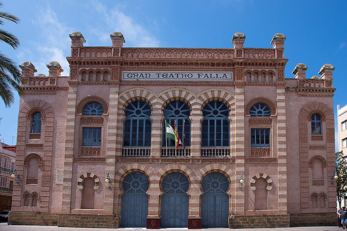 Vista frontal del Gran Teatro Falla, punto de referencia del mercado inmobiliario local.