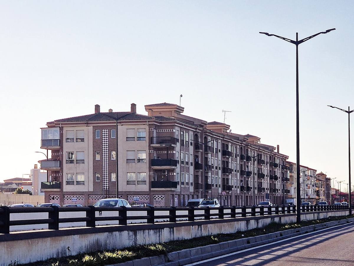 Bloque de viviendas junto a la autovía A-92G en Santa Fe, Granada.
