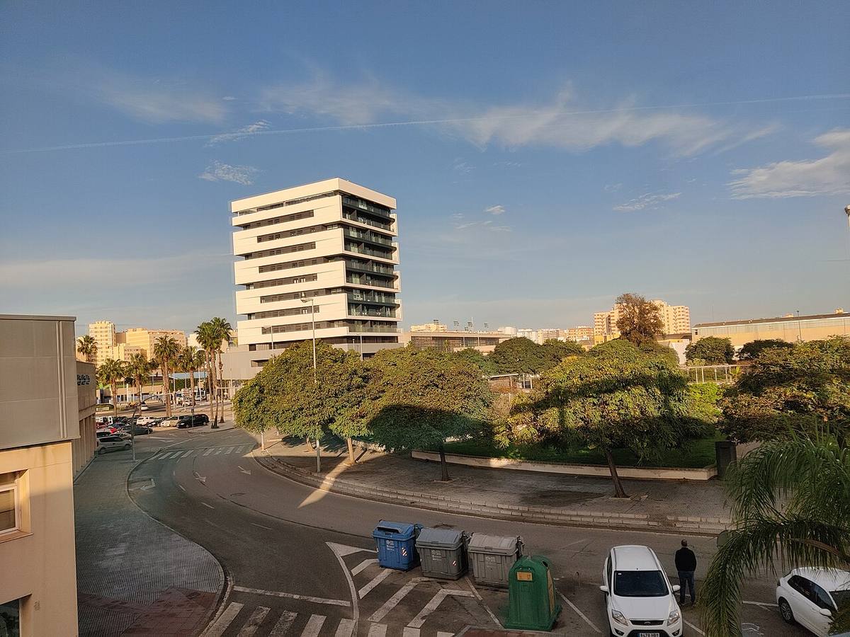 Vista urbana con edificios de viviendas en Cádiz.