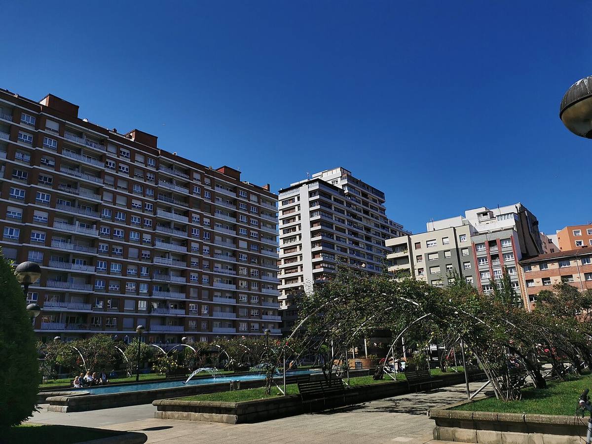 Bloques de viviendas junto al parque de la Fábrica del Gas en Gijón.