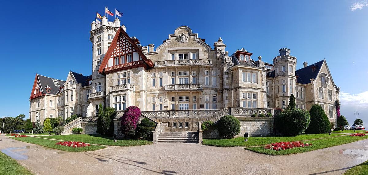 Vista panorámica del Palacio de la Magdalena en Santander, Cantabria.