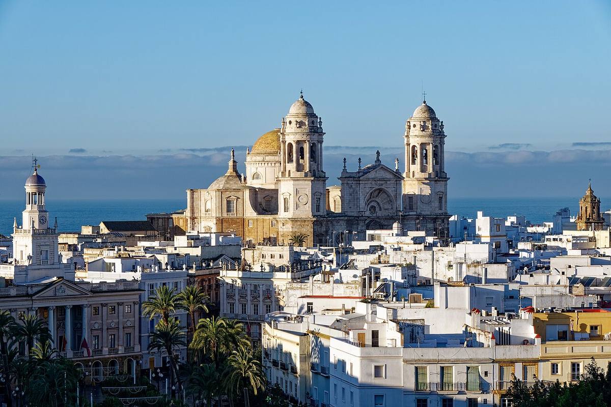 Vista panorámica de la ciudad de Cádiz con la Catedral al fondo.