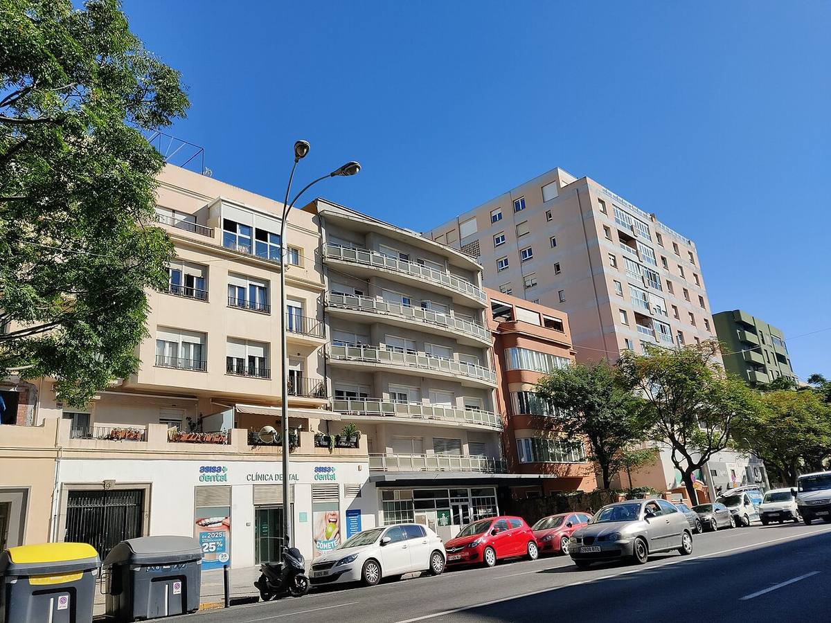 Bloques de pisos y locales comerciales en una zona residencial urbana.