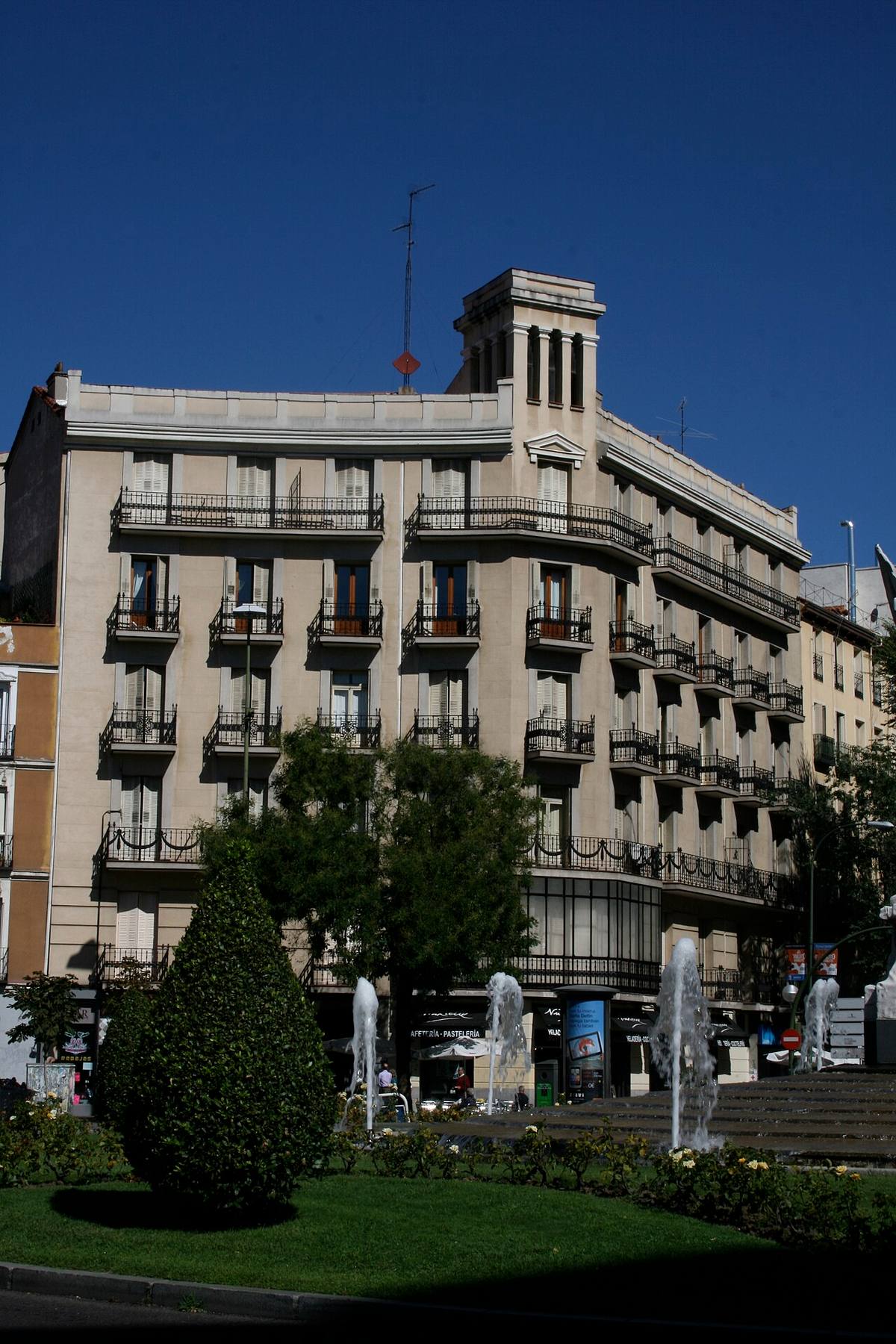Edificio de viviendas diseñado por Antonio Palacios en Madrid.