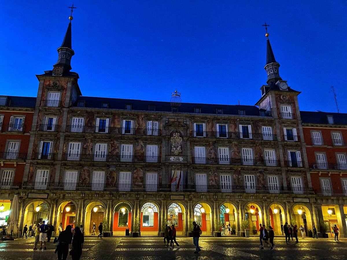 Iluminación nocturna de la Casa de la Panadería en la Plaza Mayor.