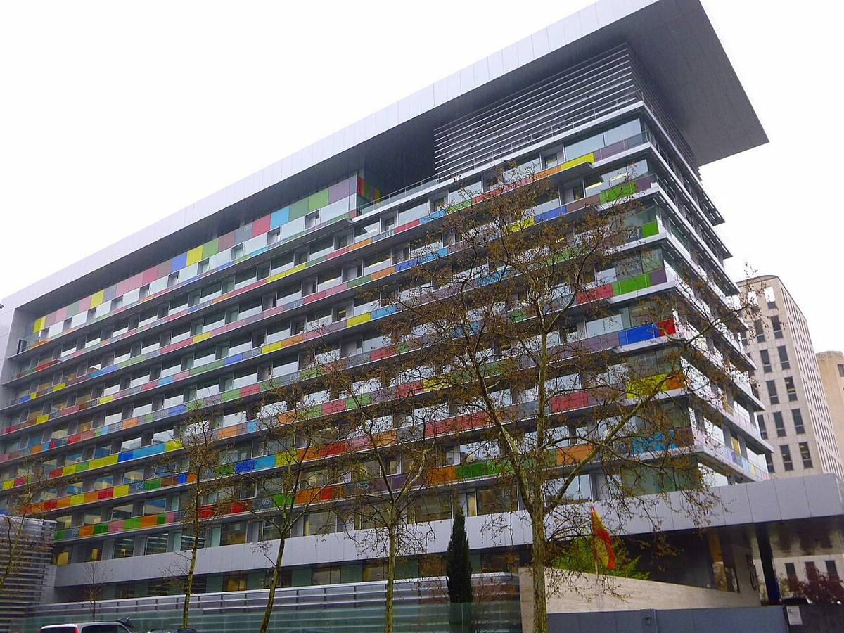 Fachada acristalada del edificio del INE en Madrid.