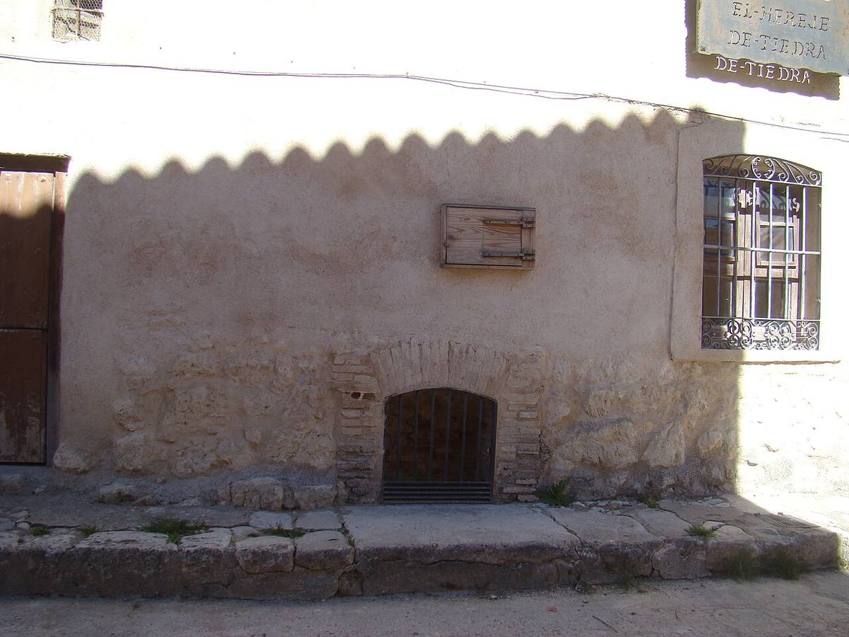 Fachada de una construcción antigua en el municipio de Tiedra.