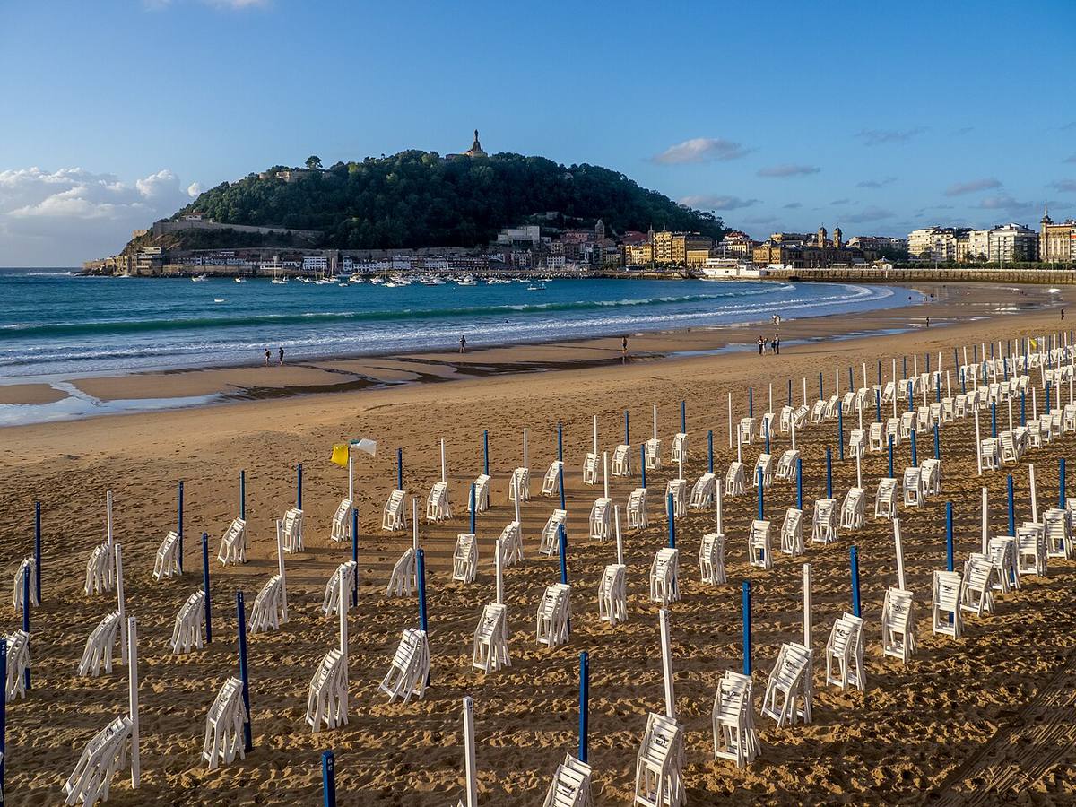 Playa de la Concha y edificios residenciales en San Sebastián.
