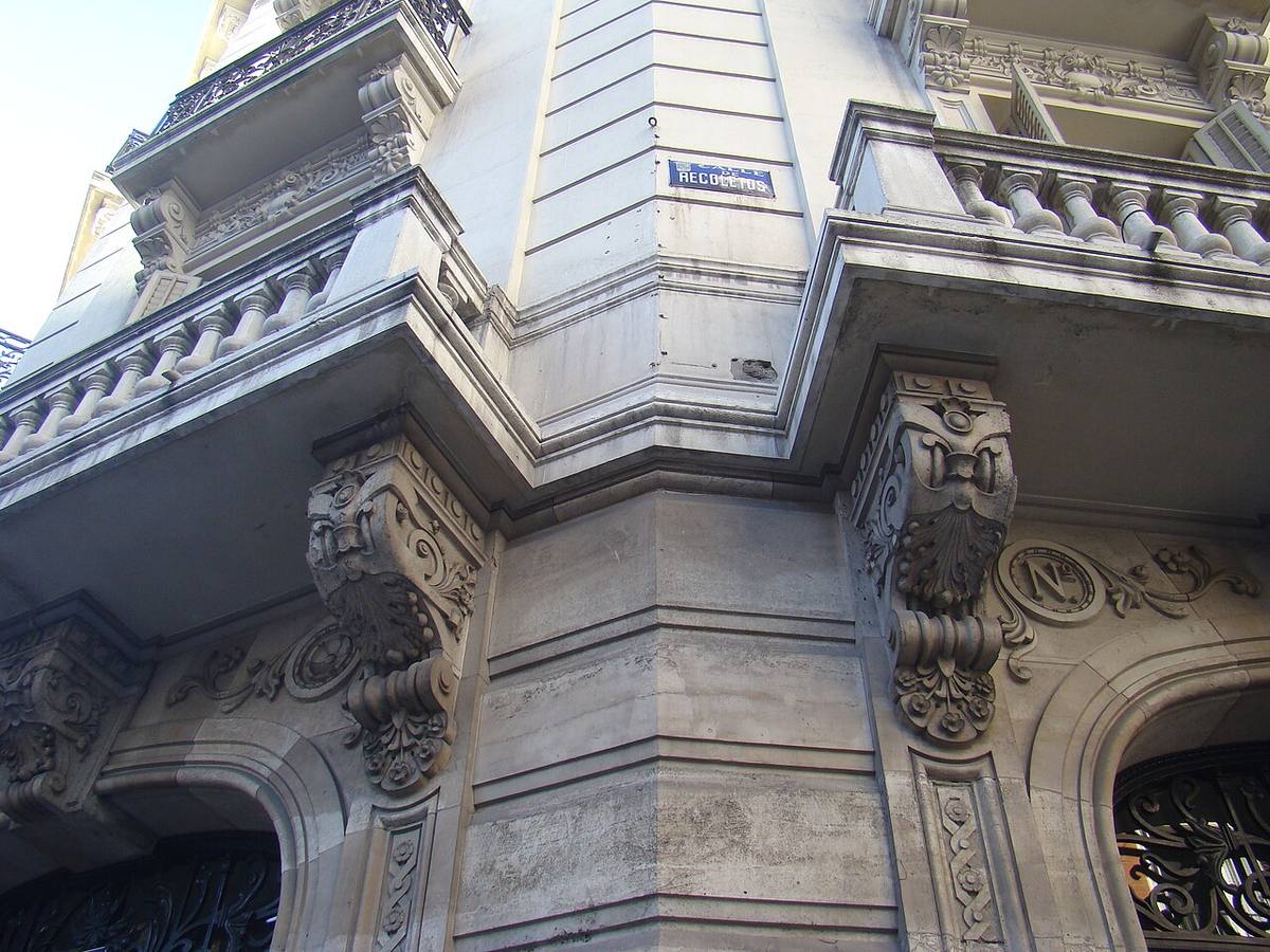 Detalle de la fachada de un edificio de viviendas en la calle de Recoletos, Madrid.