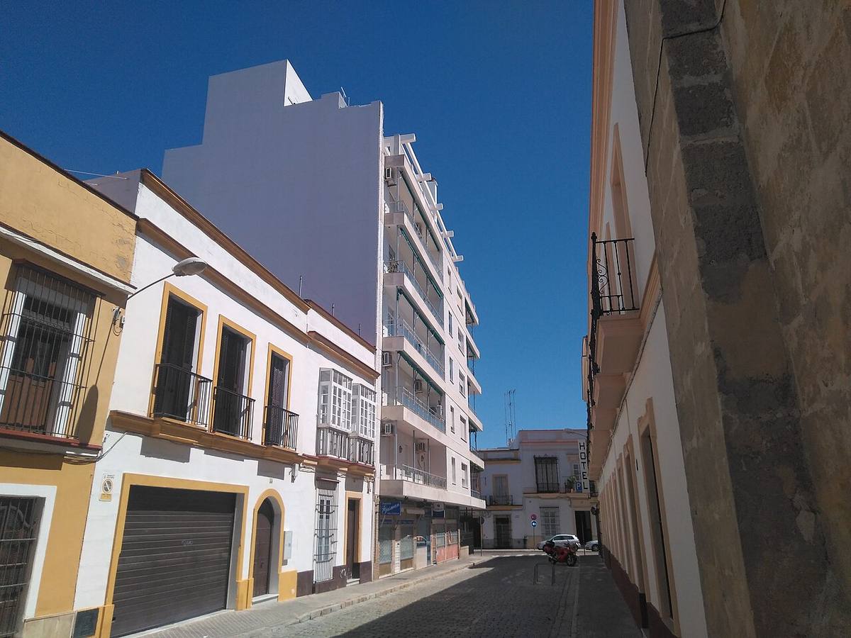 Edificio Residencial Pérez-Luna en una calle de Jerez de la Frontera.