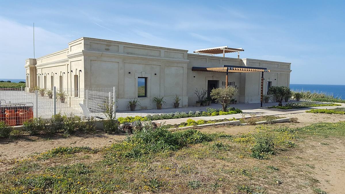 Edificio El Cuartel del Mar en la costa gaditana.