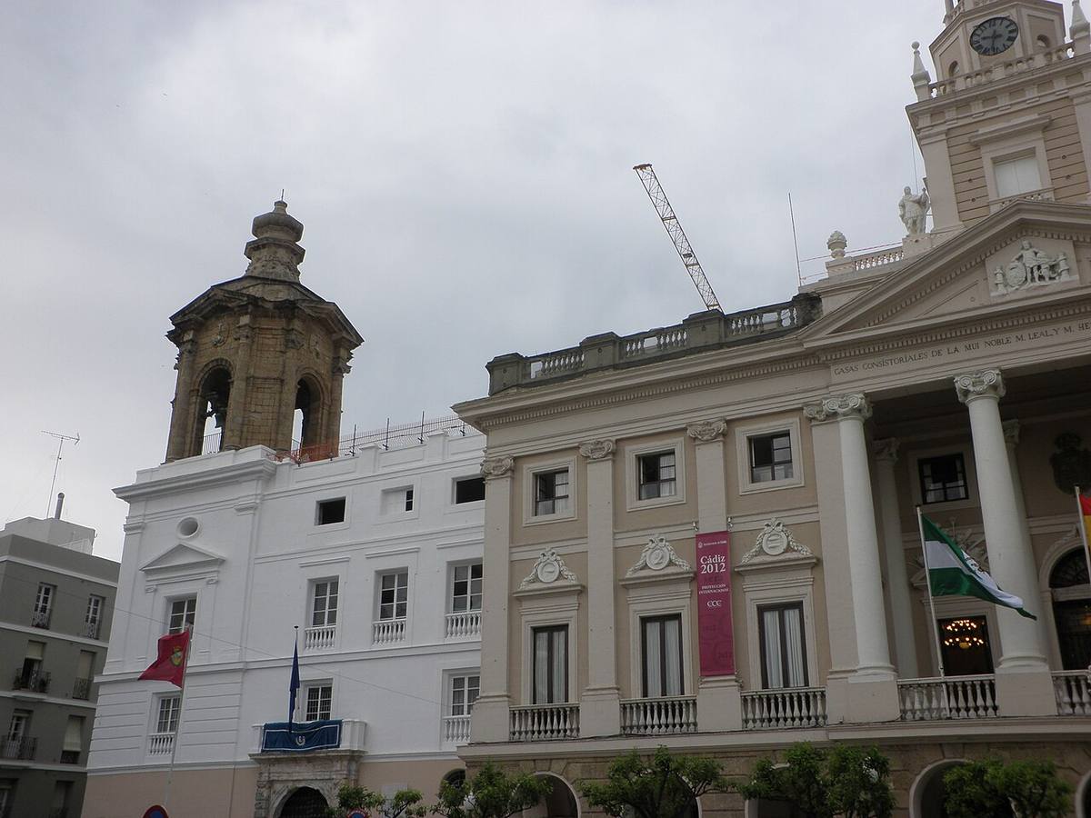 Detalle del edificio del Ayuntamiento de Cádiz y construcciones colindantes.