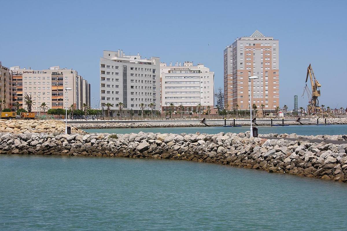 Edificios residenciales frente a la costa en Cádiz.