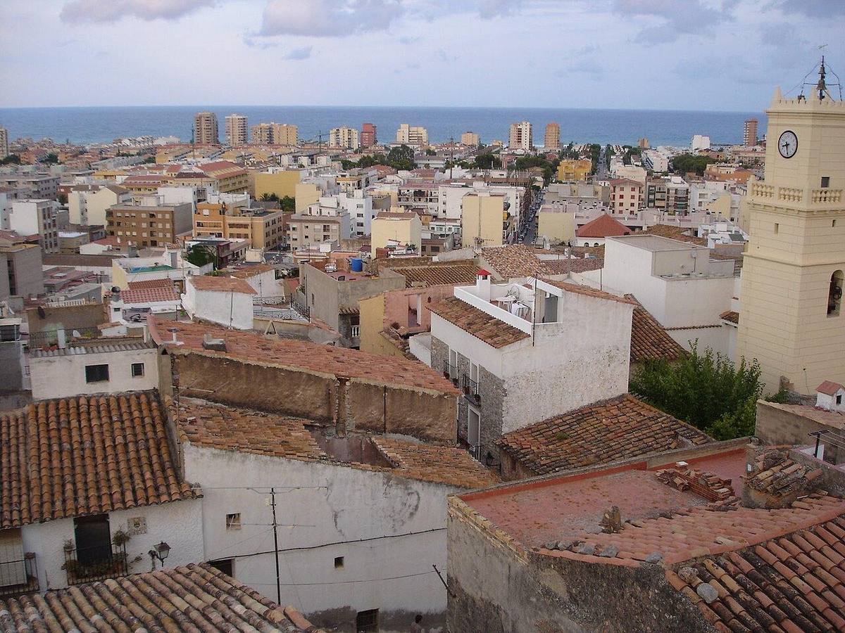 Panorámica de Oropesa del Mar con edificios de apartamentos frente a la costa mediterránea.
