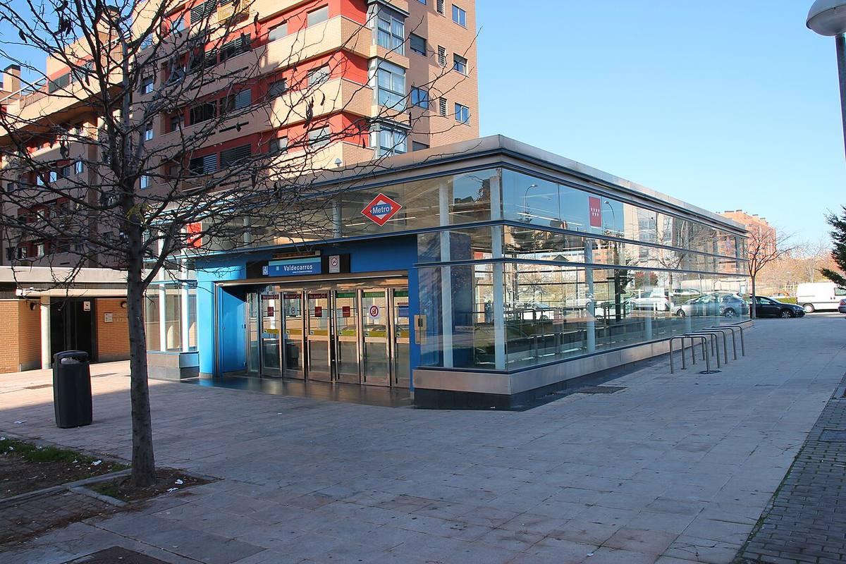 Acceso exterior a la estación de metro de Valdecarros.