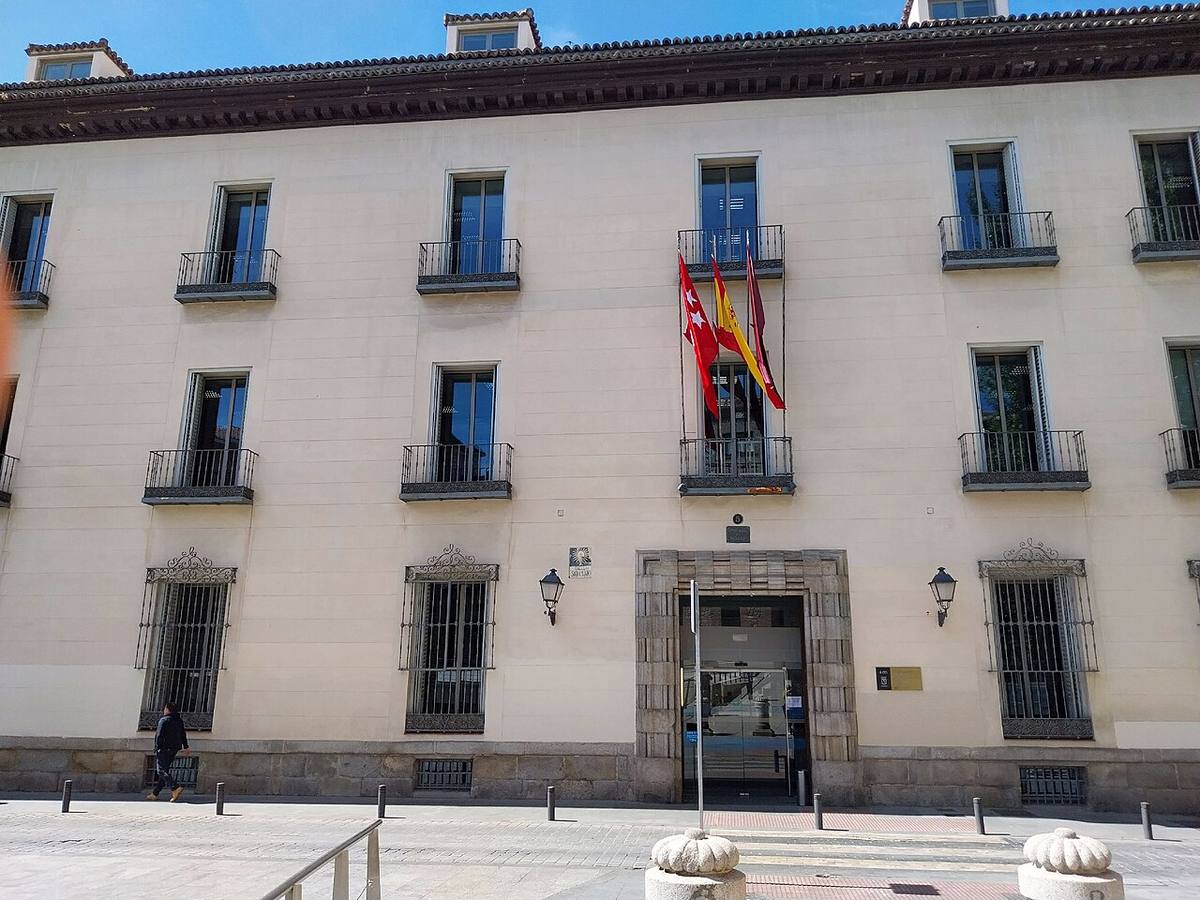 Fachada de la Agencia Tributaria en la calle del Sacramento, Madrid.