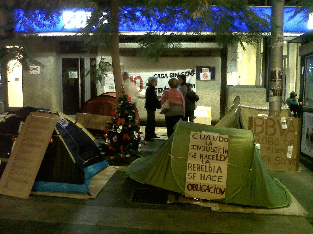 Protesta frente a una sucursal bancaria en Santa Cruz de Tenerife por la situación de la vivienda.
