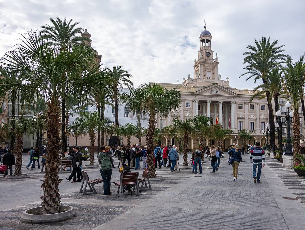 Vista de la Plaza de San Juan de Dios en el casco antiguo de Cádiz.