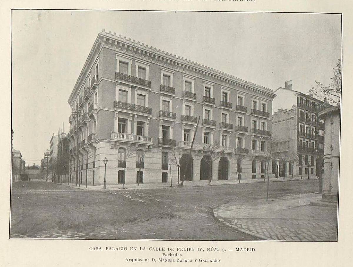Fachada de una casa-palacio en la calle de Felipe IV, Madrid, en una imagen de 1903.