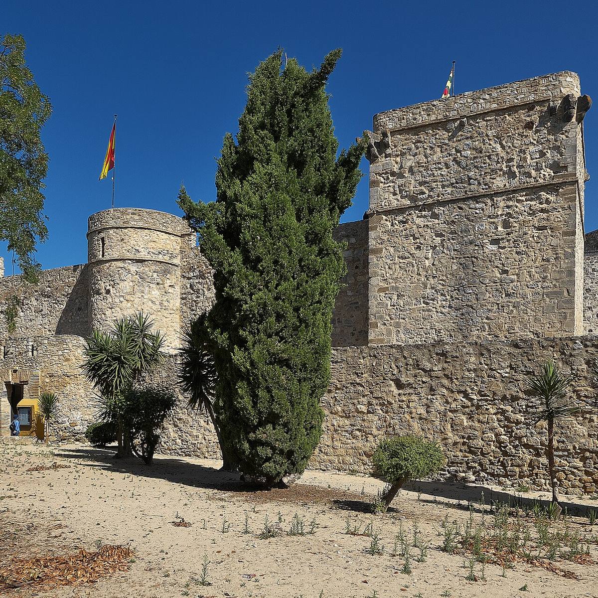 Murallas y torres del Castillo de Santiago en Sanlúcar de Barrameda.