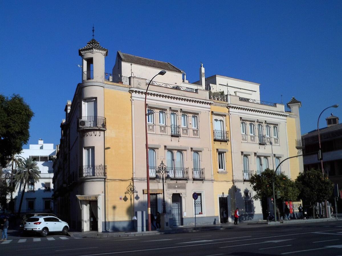 Edificio de viviendas en una calle de Sevilla, Andalucía.