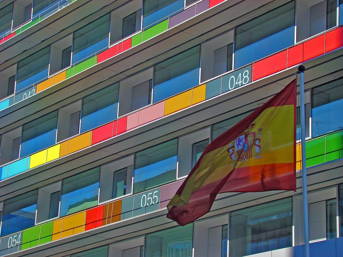 Detalle de la fachada del edificio del Instituto Nacional de Estadística (INE) en Madrid.
