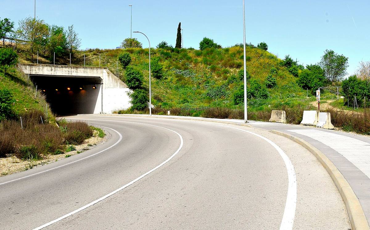 Acceso por carretera a una zona de túnel en el desarrollo de El Cañaveral.