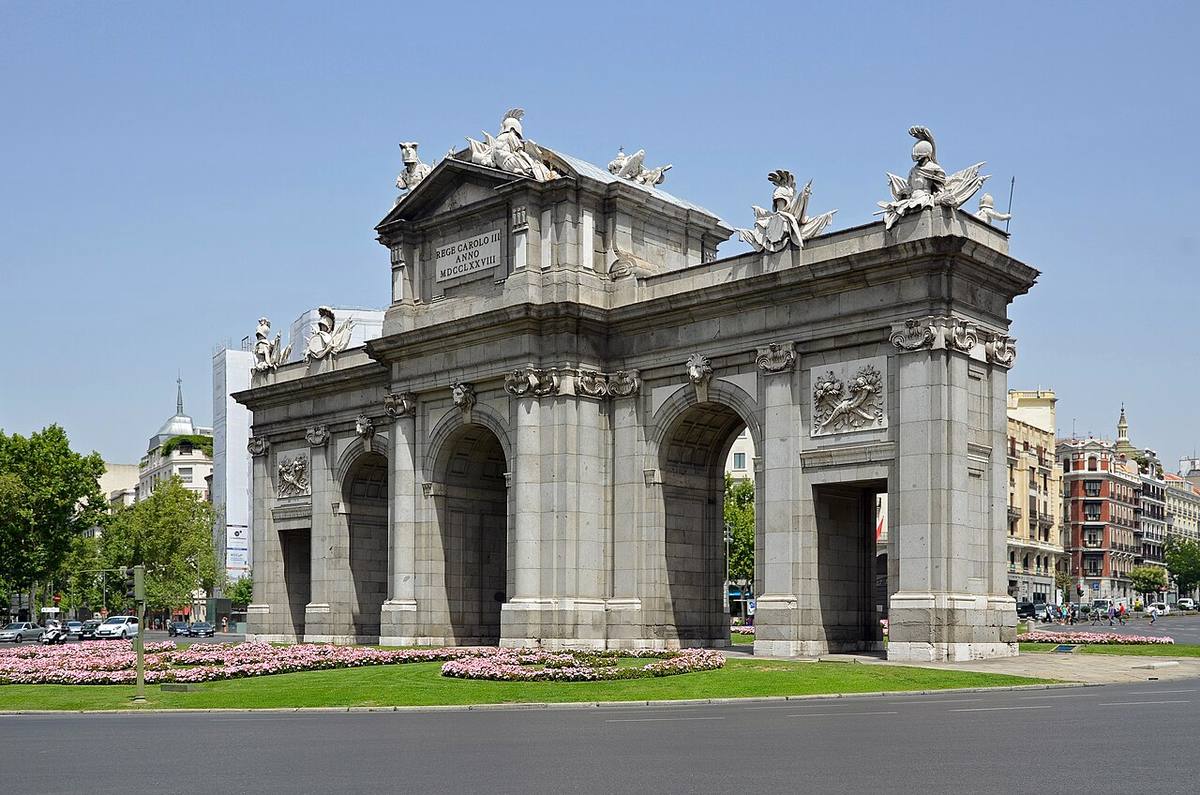 Vista de la Puerta de Alcalá, monumento emblemático situado en el distrito de Salamanca, Madrid.