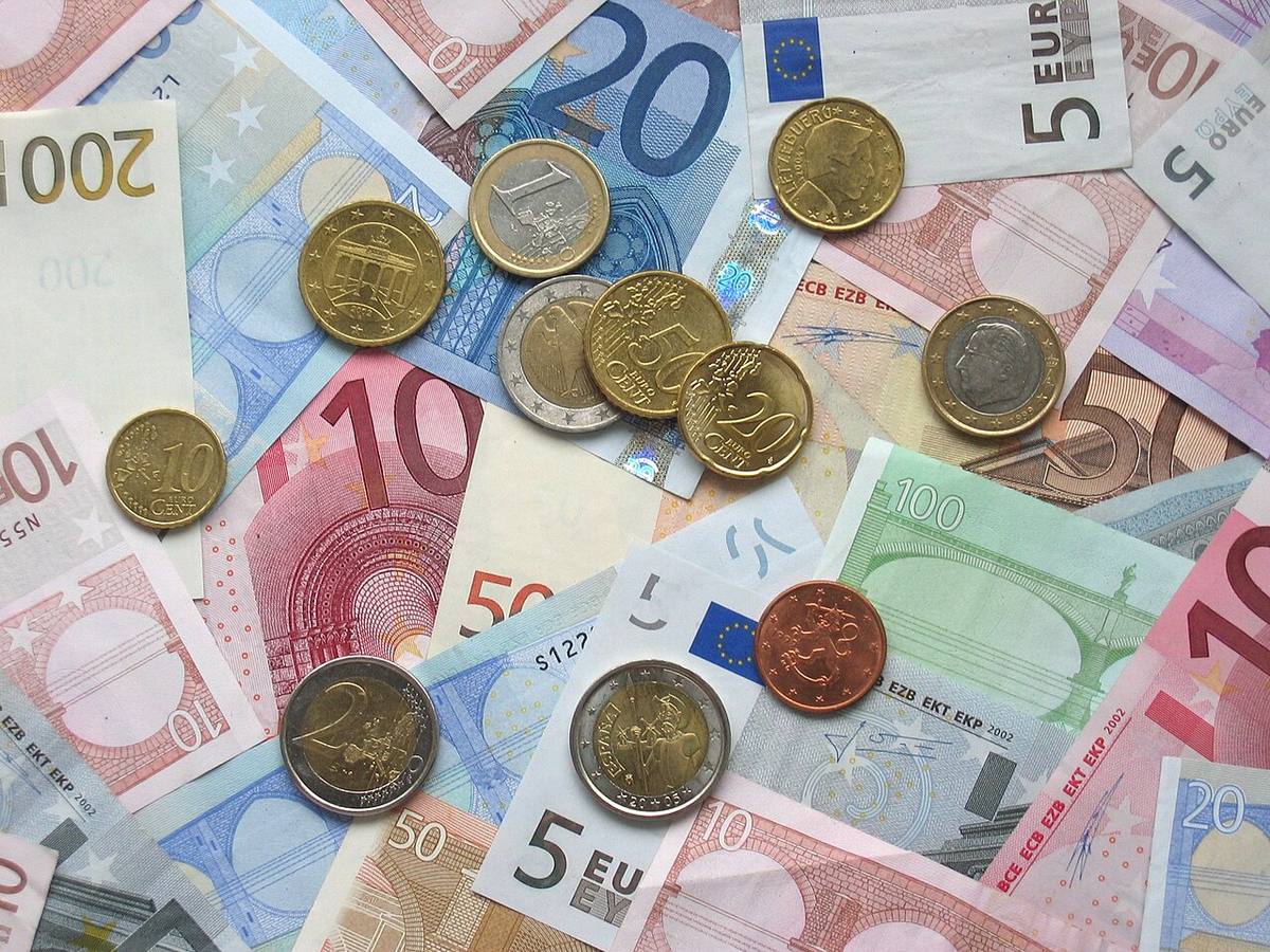 Billetes y monedas de euro, moneda de referencia para el Euríbor.