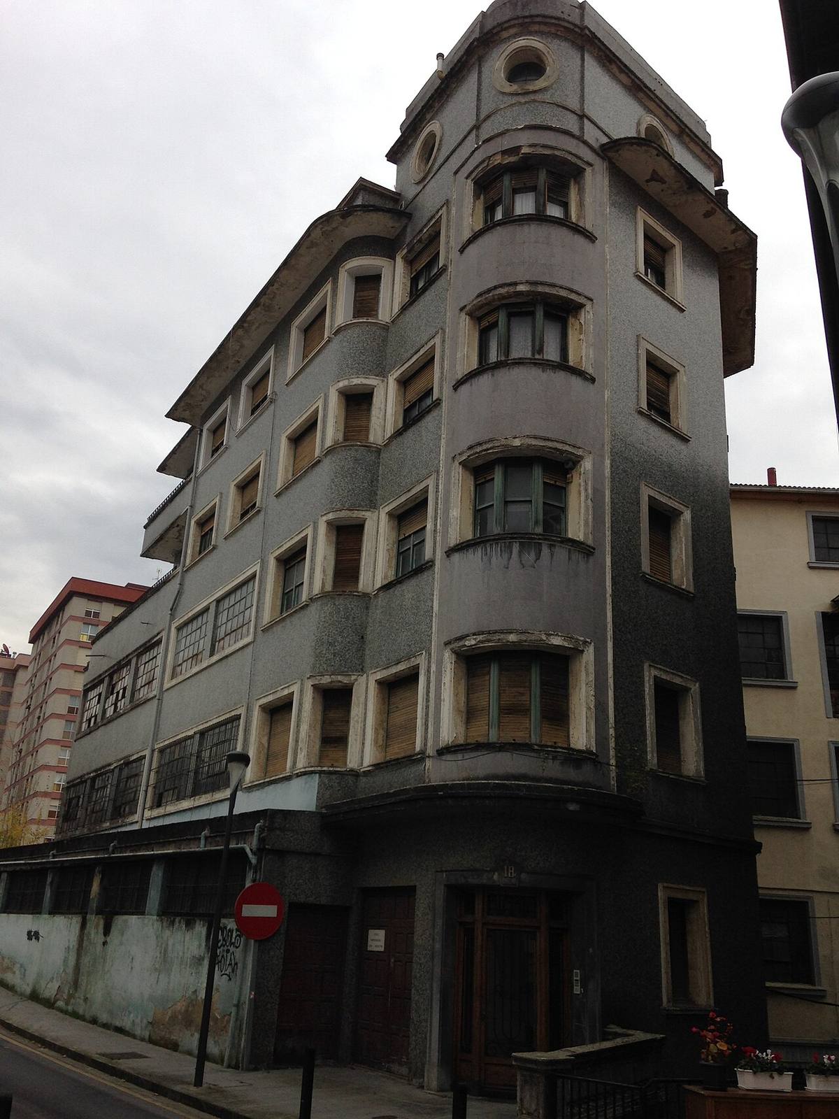 Edificio de uso mixto industrial y de viviendas en Eibar, Guipúzcoa.