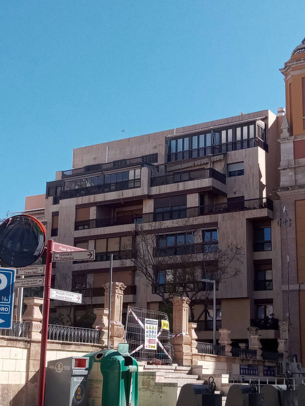 Edificio de viviendas y locales comerciales en una zona urbana.