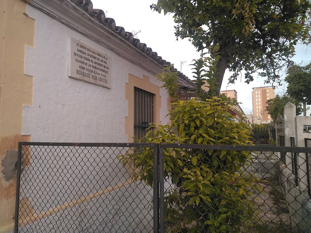 Placa conmemorativa en una vivienda de la Barriada España.