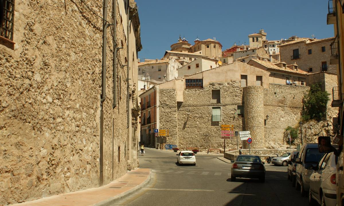 Vista de edificios residenciales en el casco antiguo de Cuenca.