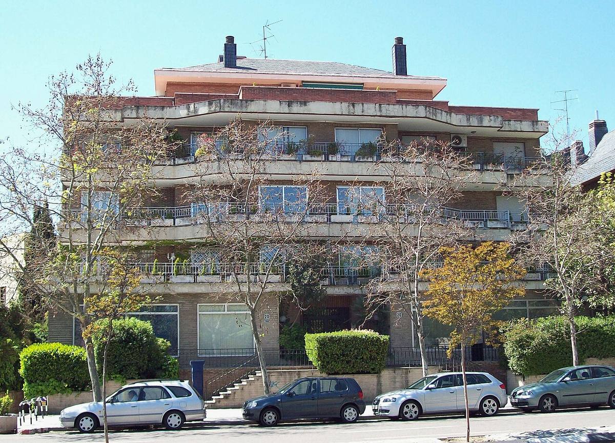 Bloque de viviendas en la calle Caídos de la División Azul, Madrid.