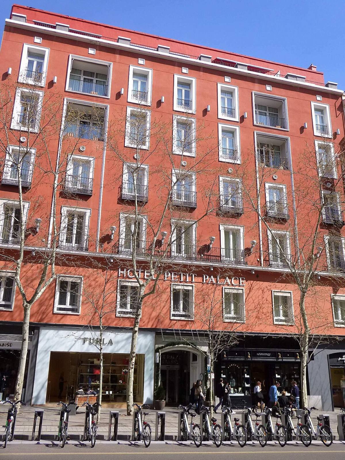 Fachada de un edificio representativo en la calle de Serrano, distrito de Salamanca.