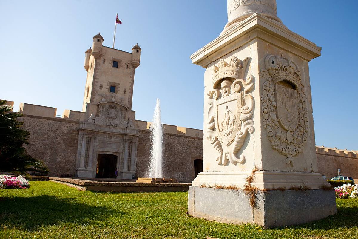 Monumento de las Puertas de Tierra en la ciudad de Cádiz.