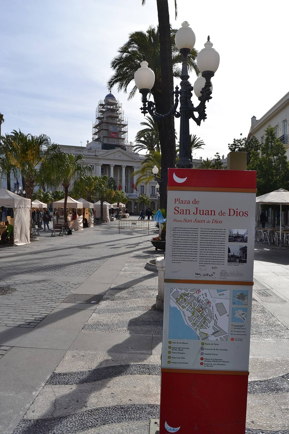 Plaza de San Juan de Dios con el Ayuntamiento de Cádiz al fondo.