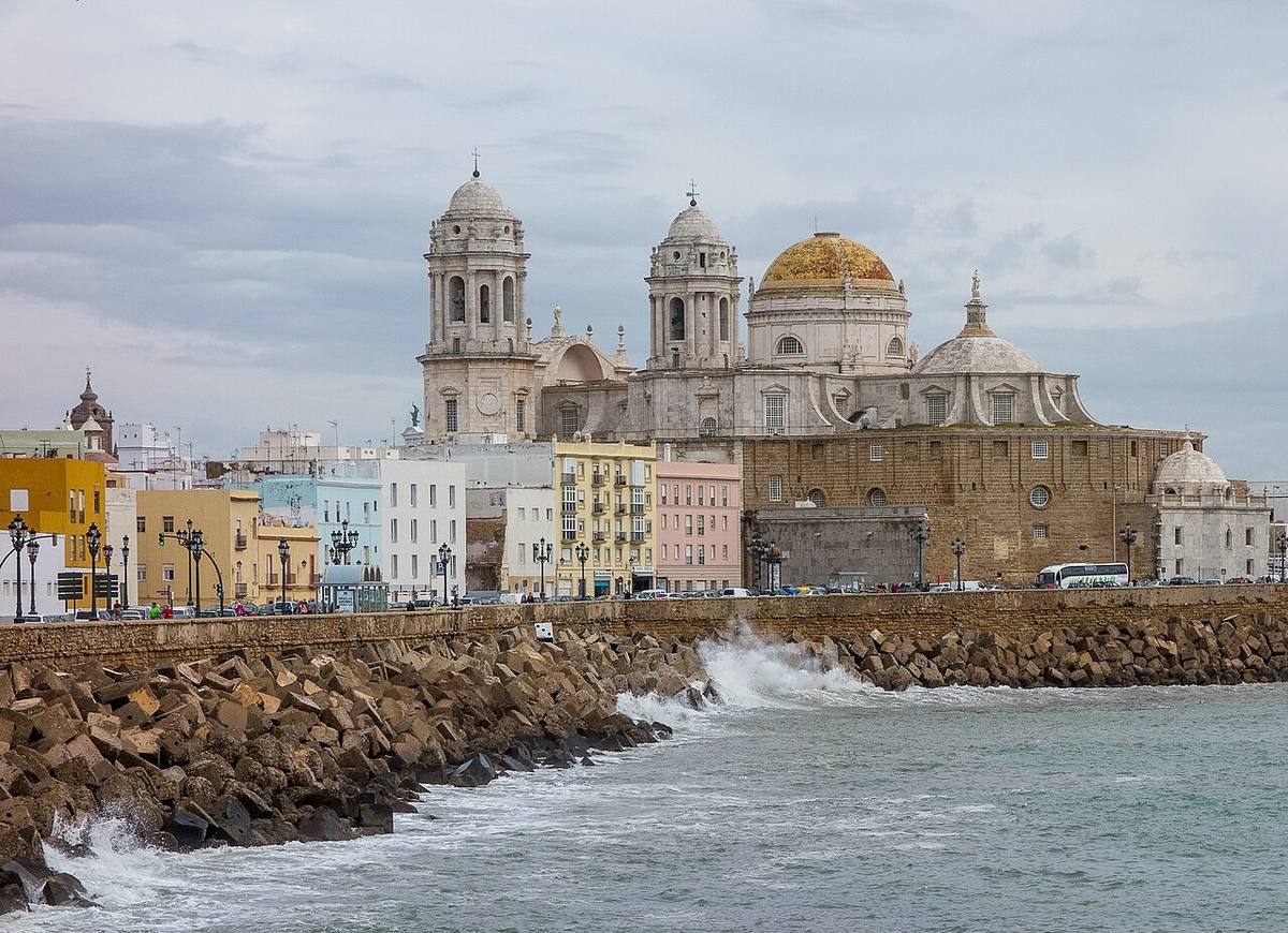 Fachada marítima de Cádiz con la Catedral al fondo.