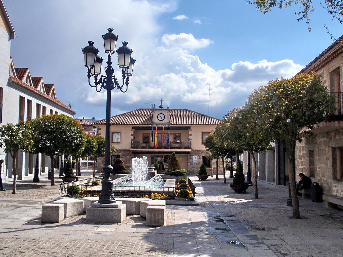 Plaza de la Constitución en el municipio de Torrelodones, Madrid.