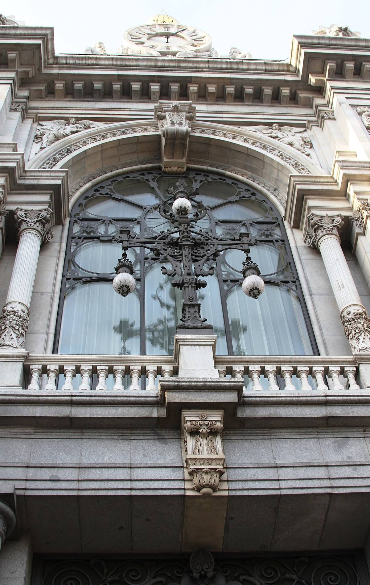 Detalle de la fachada principal del Banco de España en Madrid.